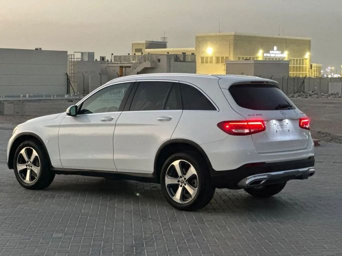Подержанный Mercedes-Benz GLC 300 I (X253) Рестайлинг, 2.0 л, 2019 в Шардже от Al Aayan Used Cars Белый цвет. Американская | AUTO.AE
