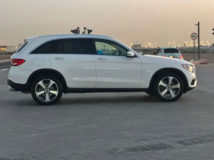 Подержанный Mercedes-Benz GLC 300 I (X253) Рестайлинг, 2.0 л, 2019 в Шардже от Al Aayan Used Cars Белый цвет. Американская | AUTO.AE