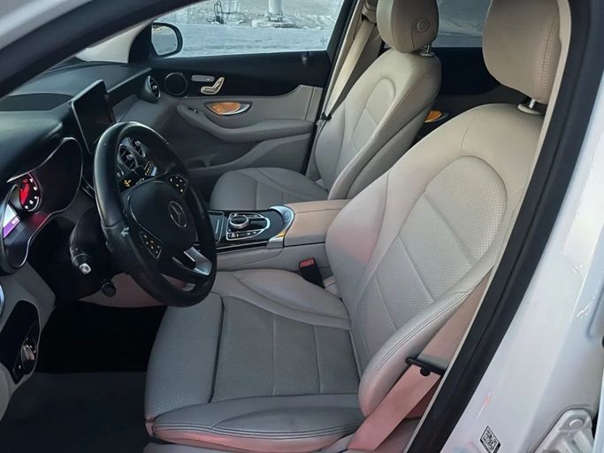 Подержанный Mercedes-Benz GLC 300 I (X253) Рестайлинг, 2.0 л, 2019 в Шардже от Al Aayan Used Cars Белый цвет. Американская | AUTO.AE