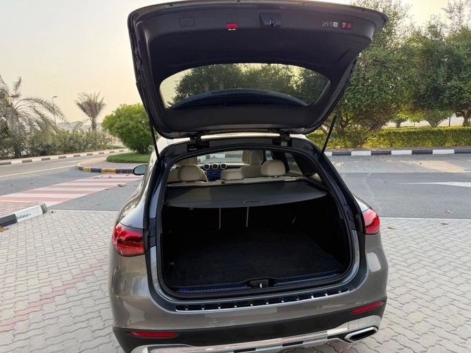 Подержанный Mercedes-Benz GLC 300 II (X254), 2.0 л, 2023 в Шардже от Alnawras Cars Серый цвет.  | AUTO.AE