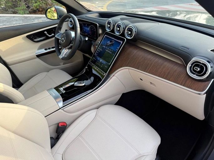 Подержанный Mercedes-Benz GLC 300 II (X254), 2.0 л, 2023 в Шардже от Alnawras Cars Серый цвет.  | AUTO.AE
