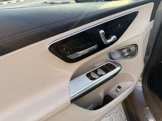 Подержанный Mercedes-Benz GLC 300 II (X254), 2.0 л, 2023 в Шардже от Alnawras Cars Серый цвет.  | AUTO.AE