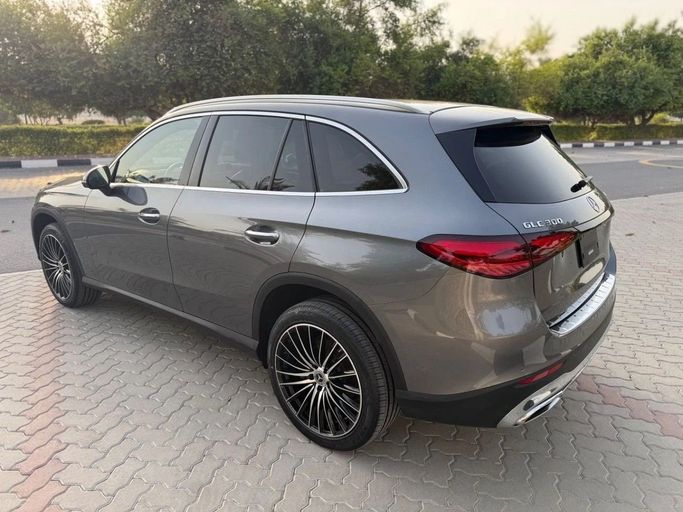Подержанный Mercedes-Benz GLC 300 II (X254), 2.0 л, 2023 в Шардже от Alnawras Cars Серый цвет.  | AUTO.AE