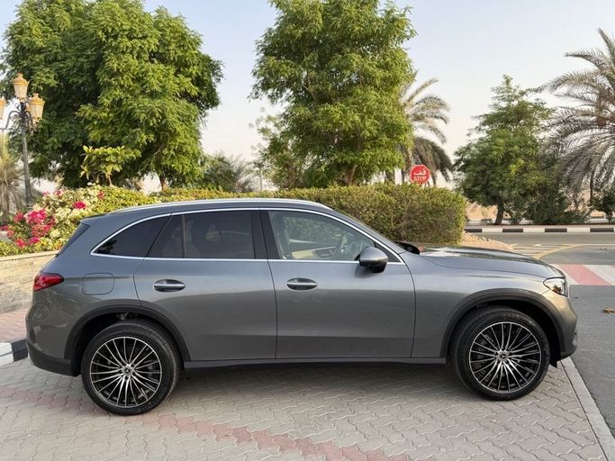 Подержанный Mercedes-Benz GLC 300 II (X254), 2.0 л, 2023 в Шардже от Alnawras Cars Серый цвет.  | AUTO.AE