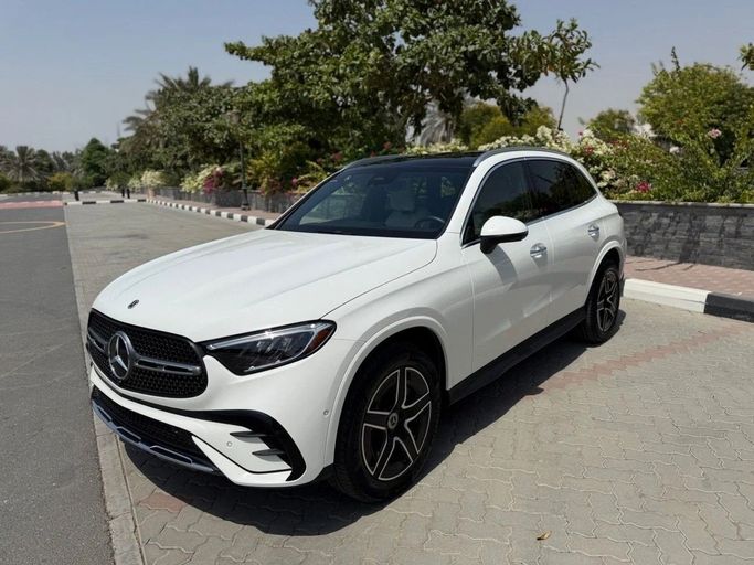 Подержанный Mercedes-Benz GLC 300 II (X254), 2.0 л, 2023 в Шардже от Alnawras Cars Белый цвет.  | AUTO.AE