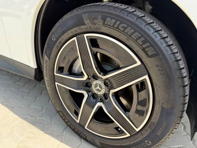 Подержанный Mercedes-Benz GLC 300 II (X254), 2.0 л, 2023 в Шардже от Alnawras Cars Белый цвет.  | AUTO.AE
