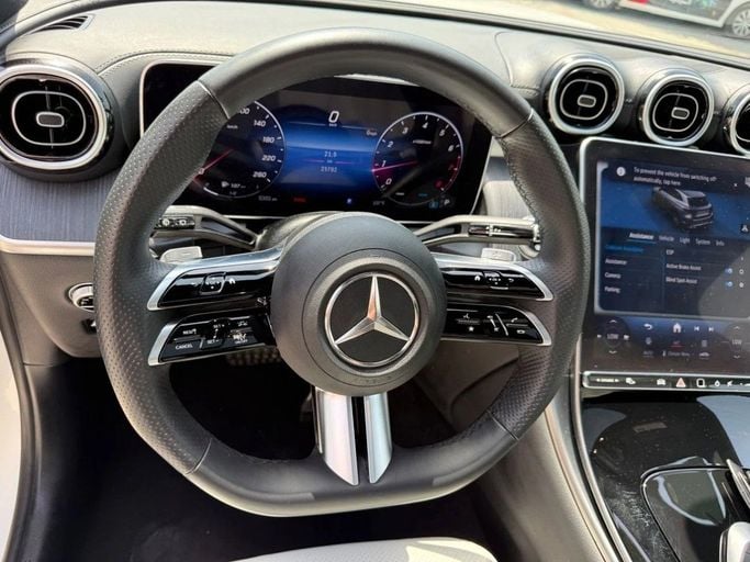 Подержанный Mercedes-Benz GLC 300 II (X254), 2.0 л, 2023 в Шардже от Alnawras Cars Белый цвет.  | AUTO.AE