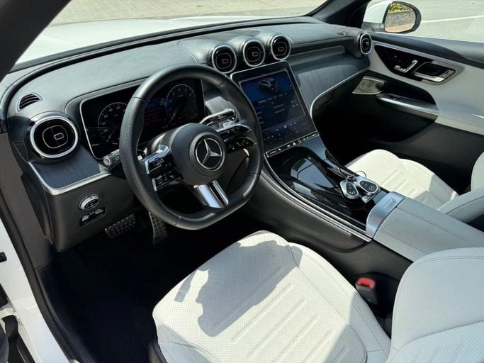 Подержанный Mercedes-Benz GLC 300 II (X254), 2.0 л, 2023 в Шардже от Alnawras Cars Белый цвет.  | AUTO.AE