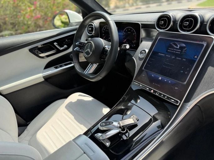 Подержанный Mercedes-Benz GLC 300 II (X254), 2.0 л, 2023 в Шардже от Alnawras Cars Белый цвет.  | AUTO.AE