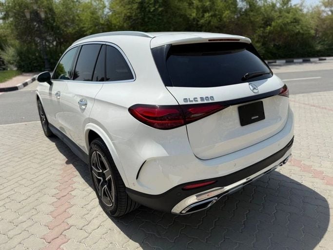 Подержанный Mercedes-Benz GLC 300 II (X254), 2.0 л, 2023 в Шардже от Alnawras Cars Белый цвет.  | AUTO.AE