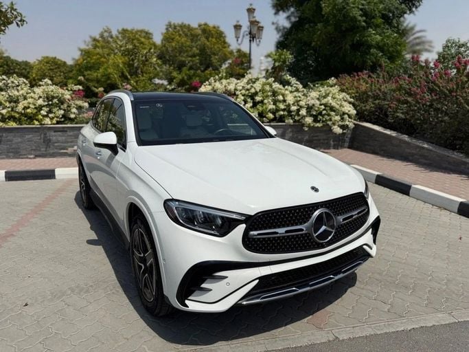 Подержанный Mercedes-Benz GLC 300 II (X254), 2.0 л, 2023 в Шардже от Alnawras Cars Белый цвет.  | AUTO.AE