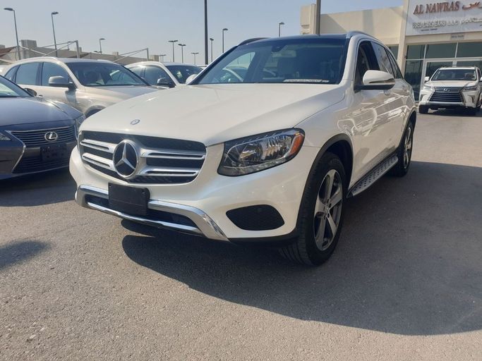 Подержанный Mercedes-Benz GLC 300 I (X253), 2.0 л, 2017 в Шардже от Alnawras Cars Белый цвет. Американская | AUTO.AE