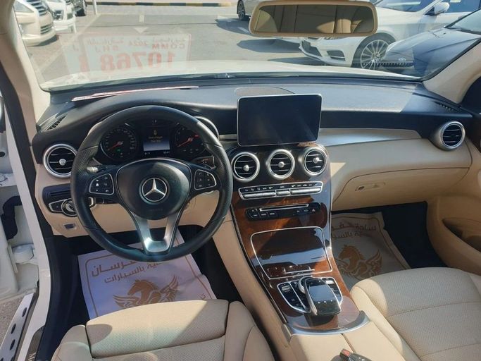 Подержанный Mercedes-Benz GLC 300 I (X253), 2.0 л, 2017 в Шардже от Alnawras Cars Белый цвет. Американская | AUTO.AE