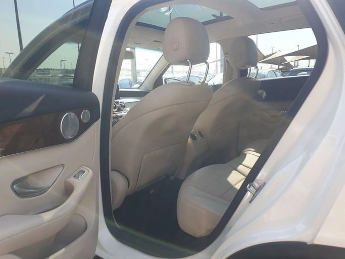 Подержанный Mercedes-Benz GLC 300 I (X253), 2.0 л, 2017 в Шардже от Alnawras Cars Белый цвет. Американская | AUTO.AE