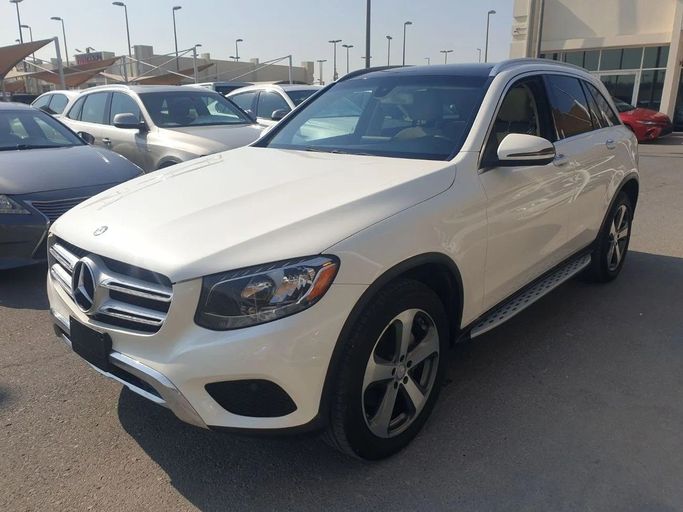 Подержанный Mercedes-Benz GLC 300 I (X253), 2.0 л, 2017 в Шардже от Alnawras Cars Белый цвет. Американская | AUTO.AE