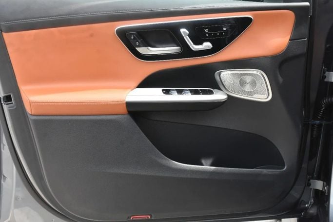 Подержанный Mercedes-Benz GLC 300 II (X254), 2.0 л, 2023 в Шардже от Alfaris Used Cars Серый цвет. Other | AUTO.AE