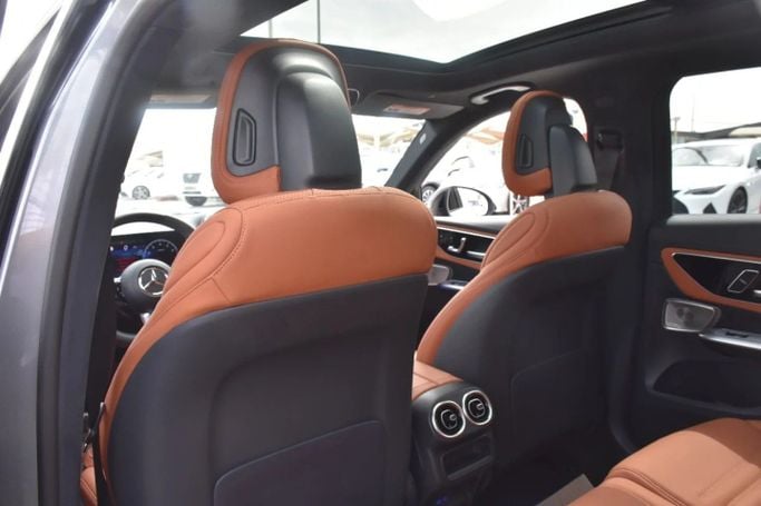 Подержанный Mercedes-Benz GLC 300 II (X254), 2.0 л, 2023 в Шардже от Alfaris Used Cars Серый цвет. Other | AUTO.AE