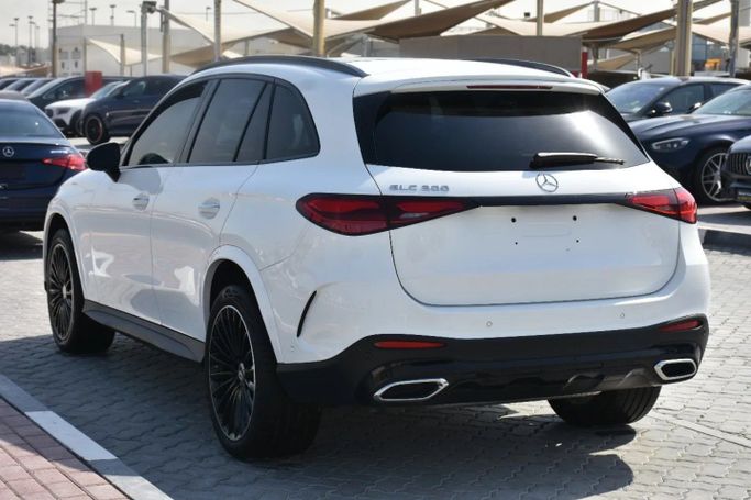 Подержанный Mercedes-Benz GLC 300 II (X254), 2.0 л, 2023 в Шардже от Alfaris Used Cars Белый цвет. Other | AUTO.AE