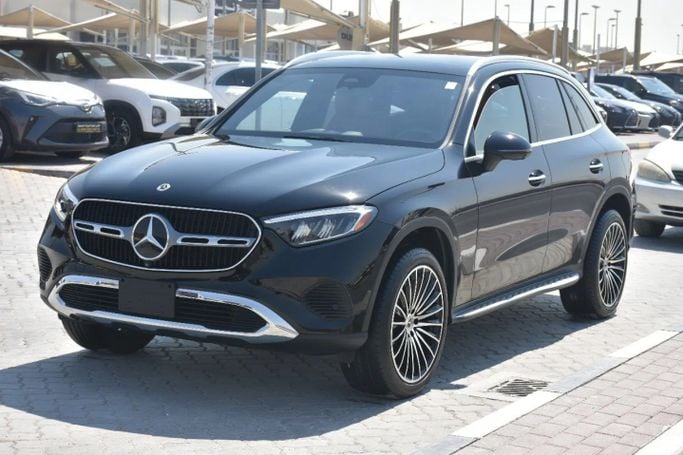 Подержанный Mercedes-Benz GLC 300 II (X254), 2.0 л, 2023 в Шардже от Alfaris Used Cars Черный цвет. Other | AUTO.AE