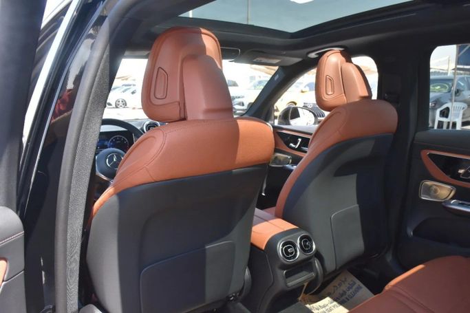 Подержанный Mercedes-Benz GLC 300 II (X254), 2.0 л, 2023 в Шардже от Alfaris Used Cars Черный цвет. Other | AUTO.AE