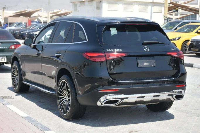 Подержанный Mercedes-Benz GLC 300 II (X254), 2.0 л, 2023 в Шардже от Alfaris Used Cars Черный цвет. Other | AUTO.AE
