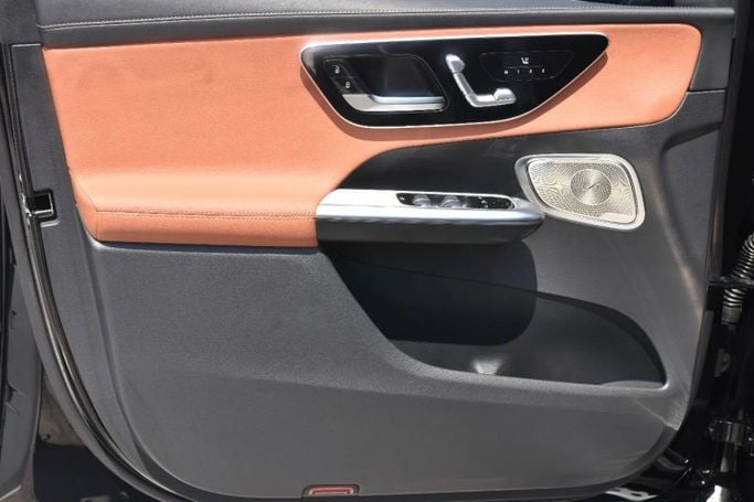 Подержанный Mercedes-Benz GLC 300 II (X254), 2.0 л, 2023 в Шардже от Alfaris Used Cars Черный цвет. Other | AUTO.AE