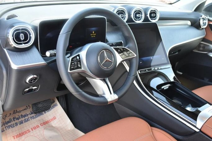 Подержанный Mercedes-Benz GLC 300 II (X254), 2.0 л, 2023 в Шардже от Alfaris Used Cars Черный цвет. Other | AUTO.AE