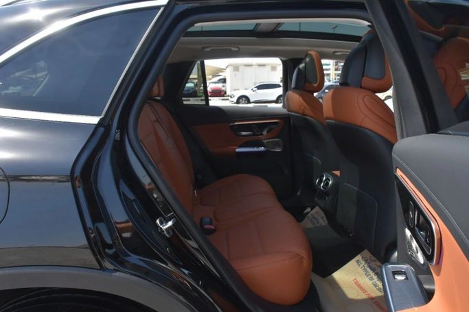 Подержанный Mercedes-Benz GLC 300 II (X254), 2.0 л, 2023 в Шардже от Alfaris Used Cars Черный цвет. Other | AUTO.AE