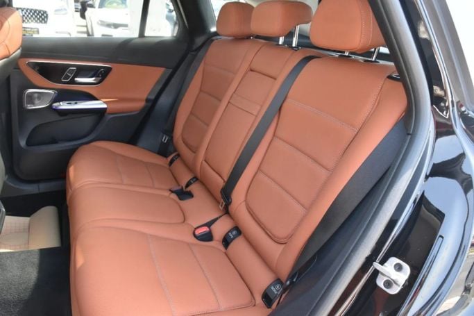 Подержанный Mercedes-Benz GLC 300 II (X254), 2.0 л, 2023 в Шардже от Alfaris Used Cars Черный цвет. Other | AUTO.AE