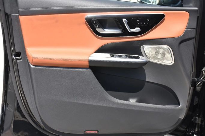Подержанный Mercedes-Benz GLC 300 II (X254), 2.0 л, 2023 в Шардже от Alfaris Used Cars Черный цвет. Other | AUTO.AE