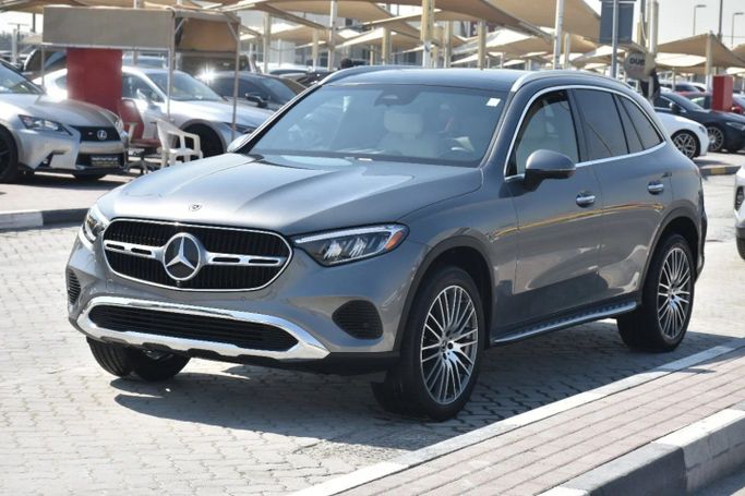 Подержанный Mercedes-Benz GLC 300 II (X254), 2.0 л, 2023 в Шардже от Alfaris Used Cars Серый цвет. Other | AUTO.AE