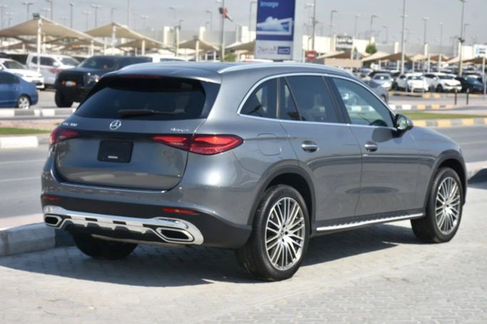 Подержанный Mercedes-Benz GLC 300 II (X254), 2.0 л, 2023 в Шардже от Alfaris Used Cars Серый цвет. Other | AUTO.AE