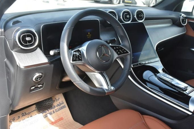 Подержанный Mercedes-Benz GLC 300 II (X254), 2.0 л, 2023 в Шардже от Alfaris Used Cars Белый цвет. Other | AUTO.AE