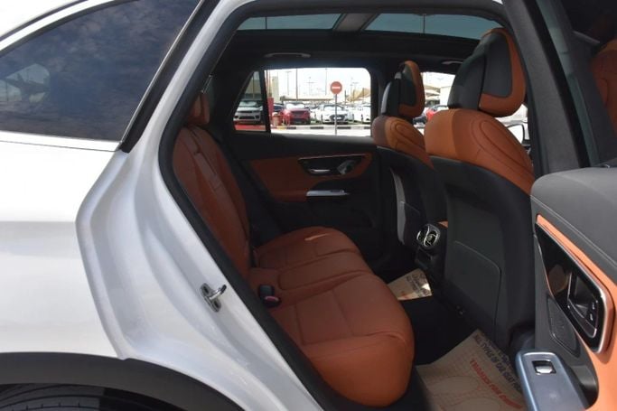 Подержанный Mercedes-Benz GLC 300 II (X254), 2.0 л, 2023 в Шардже от Alfaris Used Cars Белый цвет. Other | AUTO.AE