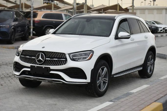 Подержанный Mercedes-Benz GLC 300 I (X253) Рестайлинг, 2.0 л, 2021 в Шардже от Alfaris Used Cars Белый цвет. Other | AUTO.AE