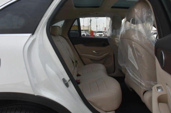 Подержанный Mercedes-Benz GLC 300 I (X253) Рестайлинг, 2.0 л, 2021 в Шардже от Alfaris Used Cars Белый цвет. Other | AUTO.AE