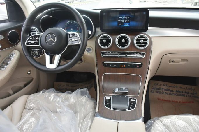 Подержанный Mercedes-Benz GLC 300 I (X253) Рестайлинг, 2.0 л, 2021 в Шардже от Alfaris Used Cars Белый цвет. Other | AUTO.AE