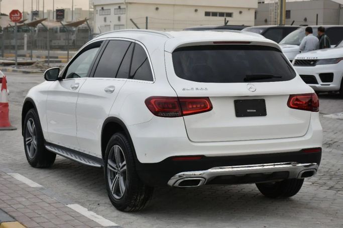 Подержанный Mercedes-Benz GLC 300 I (X253) Рестайлинг, 2.0 л, 2021 в Шардже от Alfaris Used Cars Белый цвет. Other | AUTO.AE