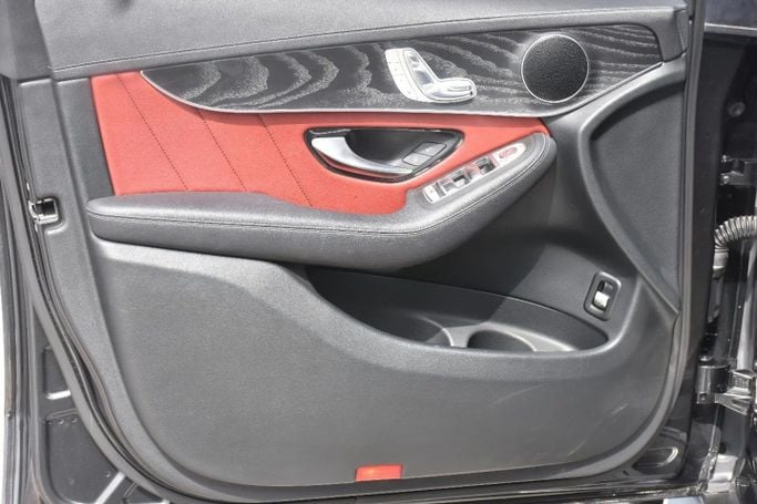 Подержанный Mercedes-Benz GLC 200 I (X253) Рестайлинг, 2.0 л, 2020 в Шардже от Alfaris Used Cars Черный цвет. GCC | AUTO.AE