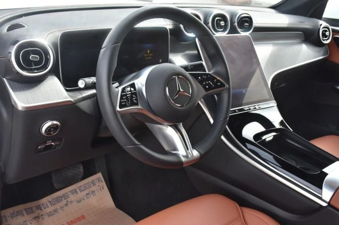 Подержанный Mercedes-Benz GLC 300 II (X254), 2.0 л, 2024 в Шардже от Alfaris Used Cars Белый цвет. Other | AUTO.AE