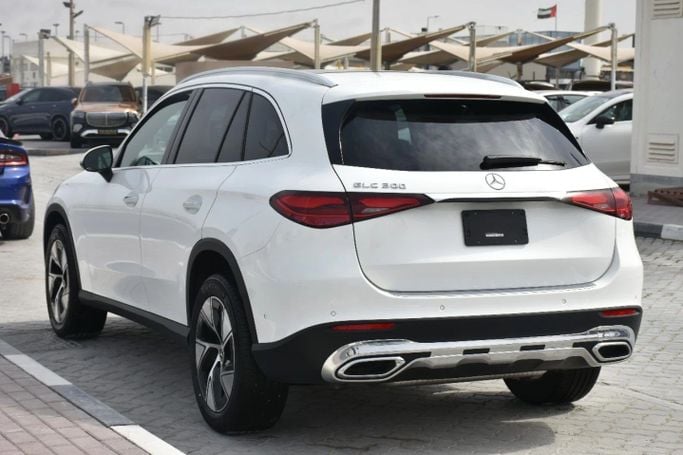 Подержанный Mercedes-Benz GLC 300 II (X254), 2.0 л, 2024 в Шардже от Alfaris Used Cars Белый цвет. Other | AUTO.AE