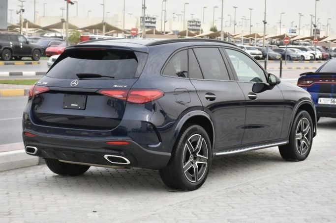 Подержанный Mercedes-Benz GLC 300 II (X254), 2.0 л, 2023 в Шардже от Alfaris Used Cars Черный цвет. Other | AUTO.AE