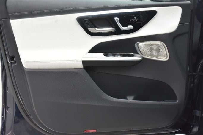 Подержанный Mercedes-Benz GLC 300 II (X254), 2.0 л, 2023 в Шардже от Alfaris Used Cars Черный цвет. Other | AUTO.AE