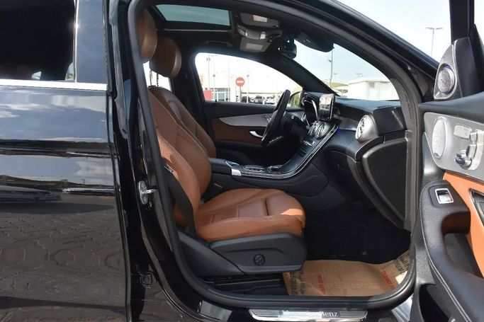 Подержанный Mercedes-Benz GLC 300 I (X253) Рестайлинг, 2.0 л, 2020 в Шардже от Alfaris Used Cars Черный цвет. Other | AUTO.AE