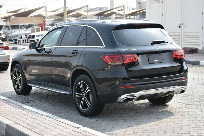 Подержанный Mercedes-Benz GLC 300 I (X253) Рестайлинг, 2.0 л, 2020 в Шардже от Alfaris Used Cars Черный цвет. Other | AUTO.AE