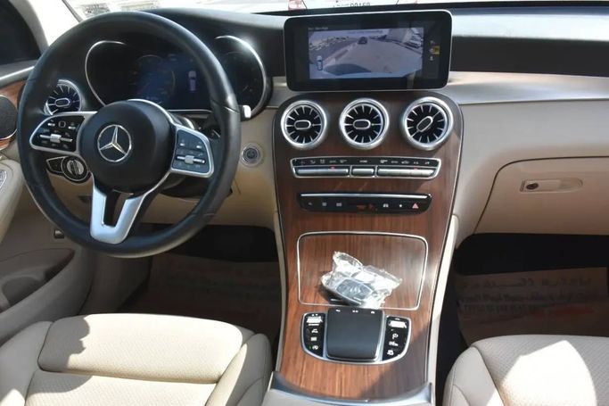 Подержанный Mercedes-Benz GLC 300 I (X253) Рестайлинг, 2.0 л, 2021 в Шардже от Alfaris Used Cars Белый цвет. Other | AUTO.AE