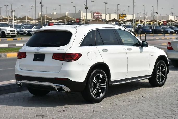 Подержанный Mercedes-Benz GLC 300 I (X253) Рестайлинг, 2.0 л, 2021 в Шардже от Alfaris Used Cars Белый цвет. Other | AUTO.AE