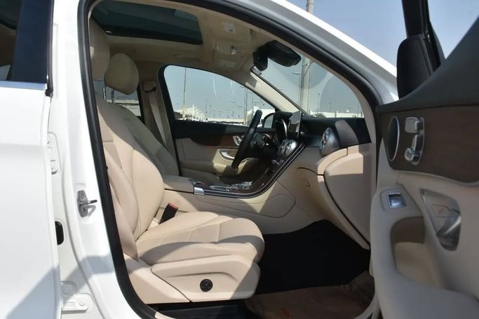 Подержанный Mercedes-Benz GLC 300 I (X253) Рестайлинг, 2.0 л, 2021 в Шардже от Alfaris Used Cars Белый цвет. Other | AUTO.AE