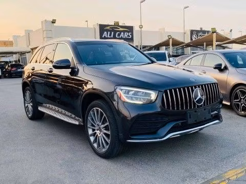 Подержанный Mercedes-Benz GLC 300 I (X253) Рестайлинг, 2.0 л, 2021 в Шардже от Ali Used Cars Черный цвет. Американская | AUTO.AE