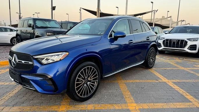 Подержанный Mercedes-Benz GLC 300 II (X254), 2.0 л, 2023 в Шардже от Karkuk Used Cars Синий цвет. Американская | AUTO.AE